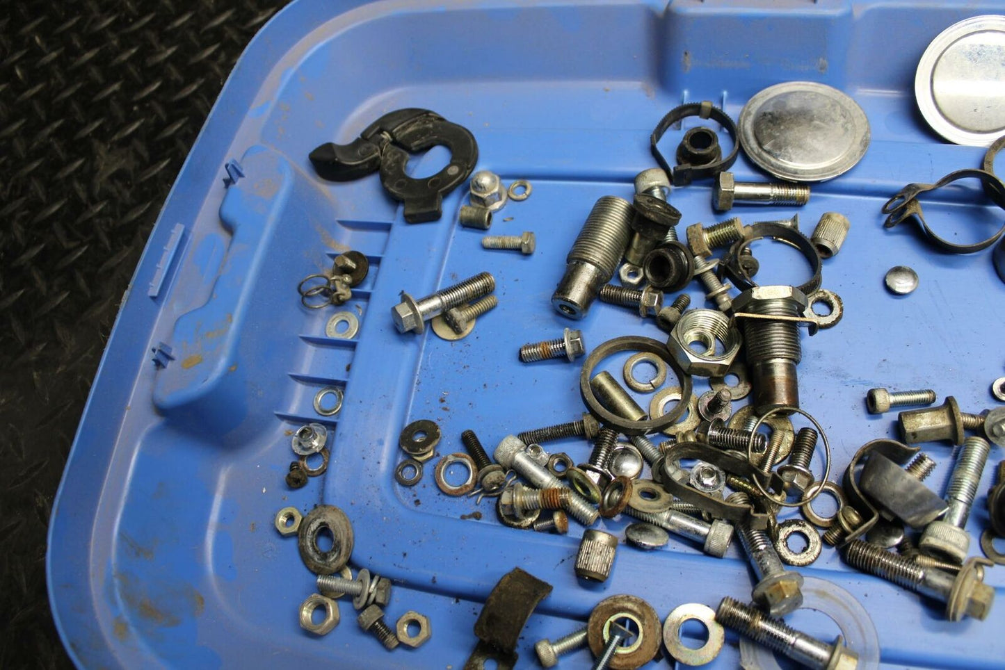 84-85 YAMAHA VIRAGO 1000 LEFTOVER CAP COWL BOLTS SCREWS BB173