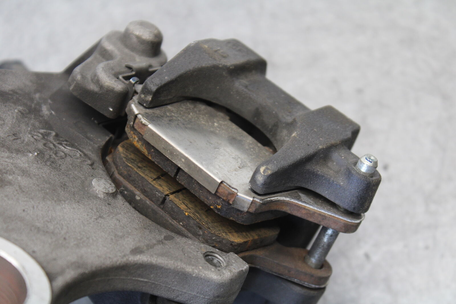 08-17 YAMAHA YZF R6 REAR BACK BRAKE CALIPER W MOUNT BRACKET 2C0-2580W-00-00