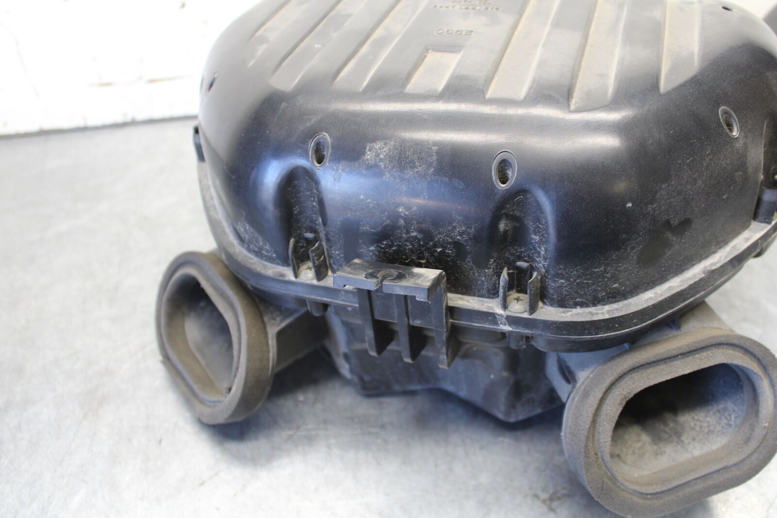 04 SUZUKI GSXR600 AIRBOX AIR INTAKE FILTER BOX 13700-29G00  BB676