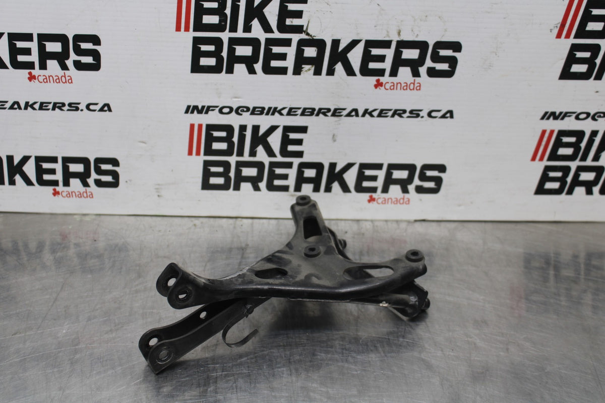 98 KAWASAKI NINJA ZX6 UPPER GAUGES STAY BRACKET BB870