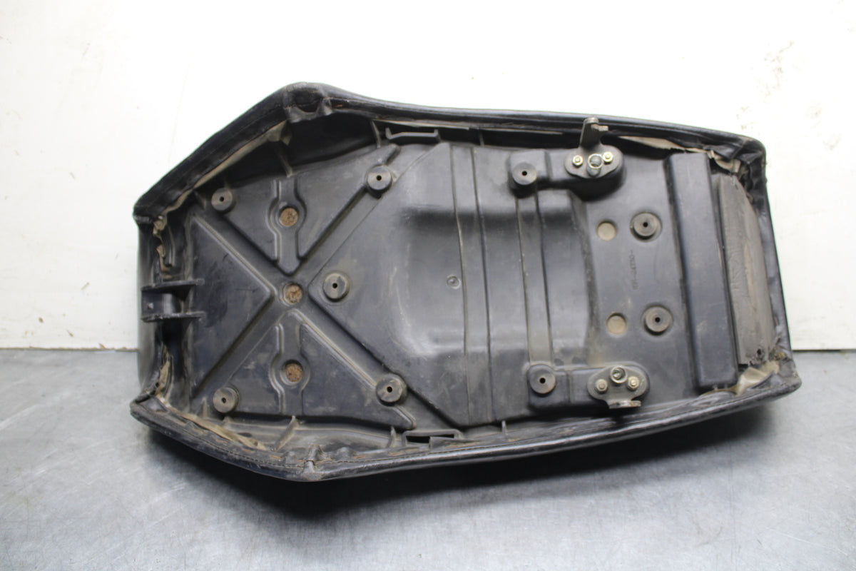 82-83 YAMAHA MAXIM 750 FRONT DRIVERS SEAT BB671
