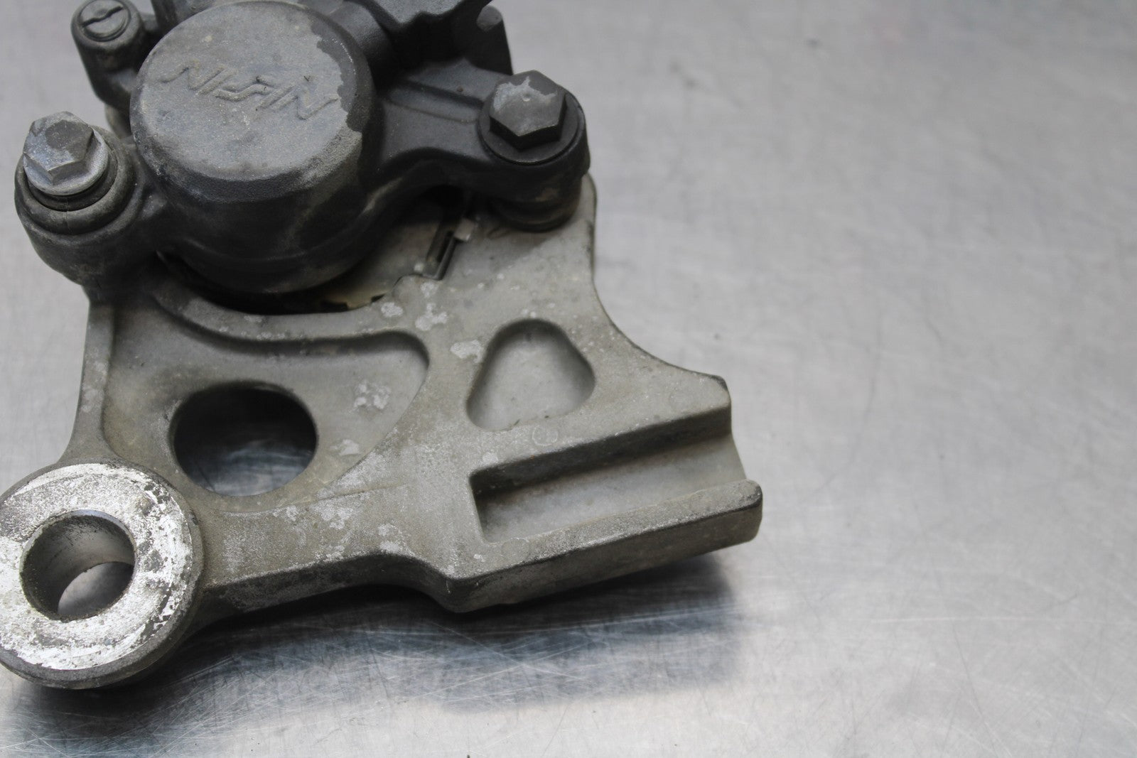01-06 HONDA CBR600F4I REAR BACK BRAKE CALIPER W MOUNT BRACKET BB185