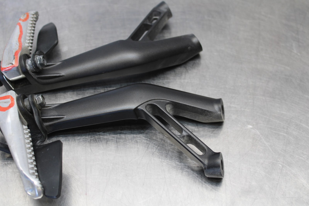 22-25 YAMAHA YZF R7 REAR BACK PASSENGER PEG SET PAIR BB182
