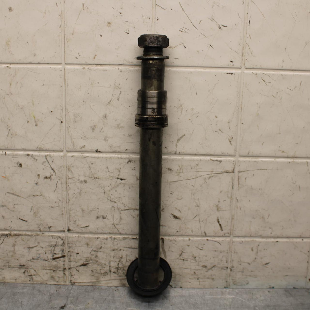 2006 Yamaha YZF R6 REAR AXLE BACK WHEEL RIM BOLT AXEL 2C0-25381-00-00 BB560