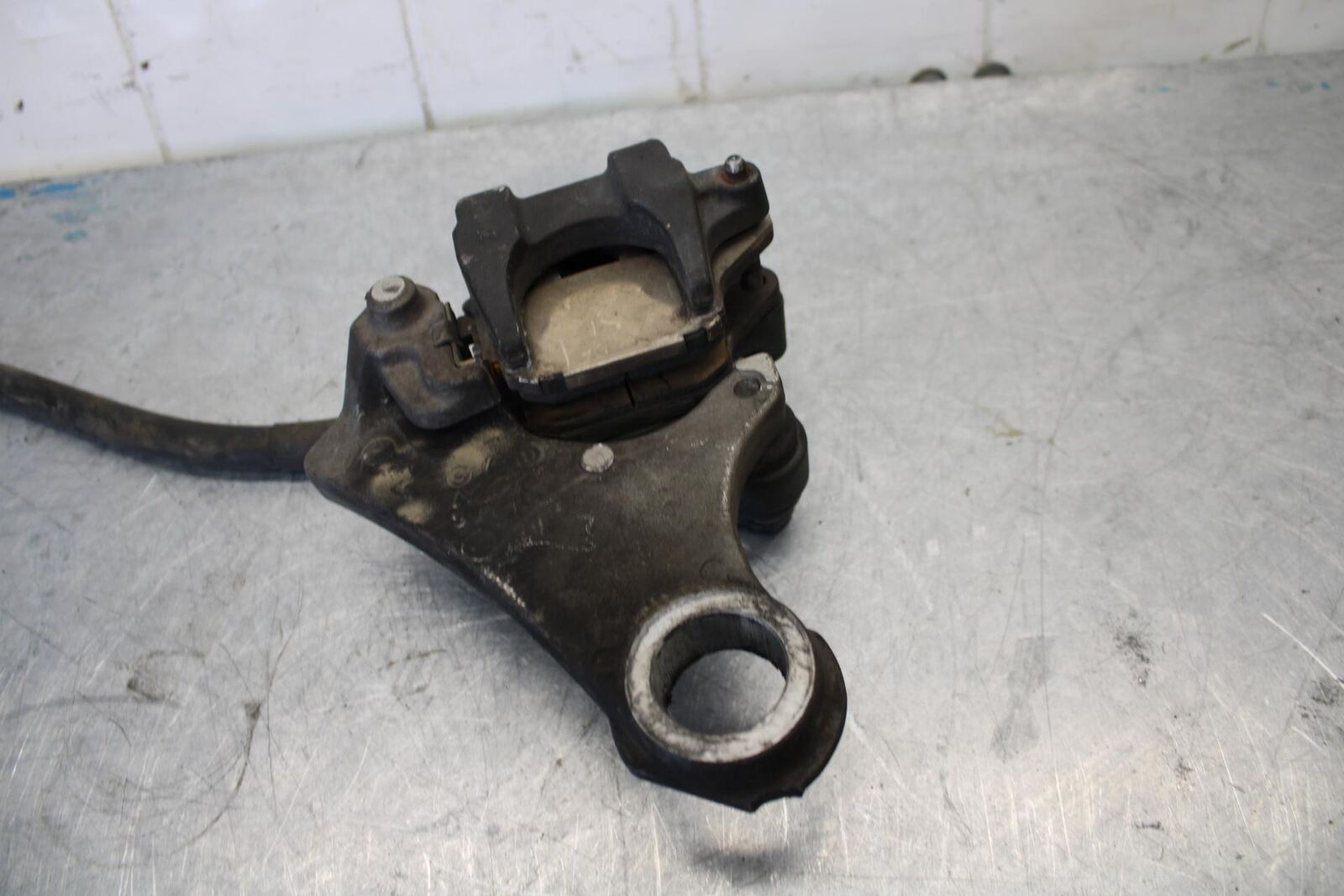 07-08 YAMAHA YZF R1 REAR BACK BRAKE CALIPER W MOUNT BRACKET BB439