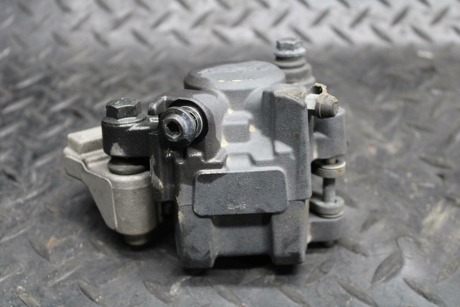 09-14 YAMAHA YZF R1 REAR BACK BRAKE CALIPER W MOUNT BRACKET BB196