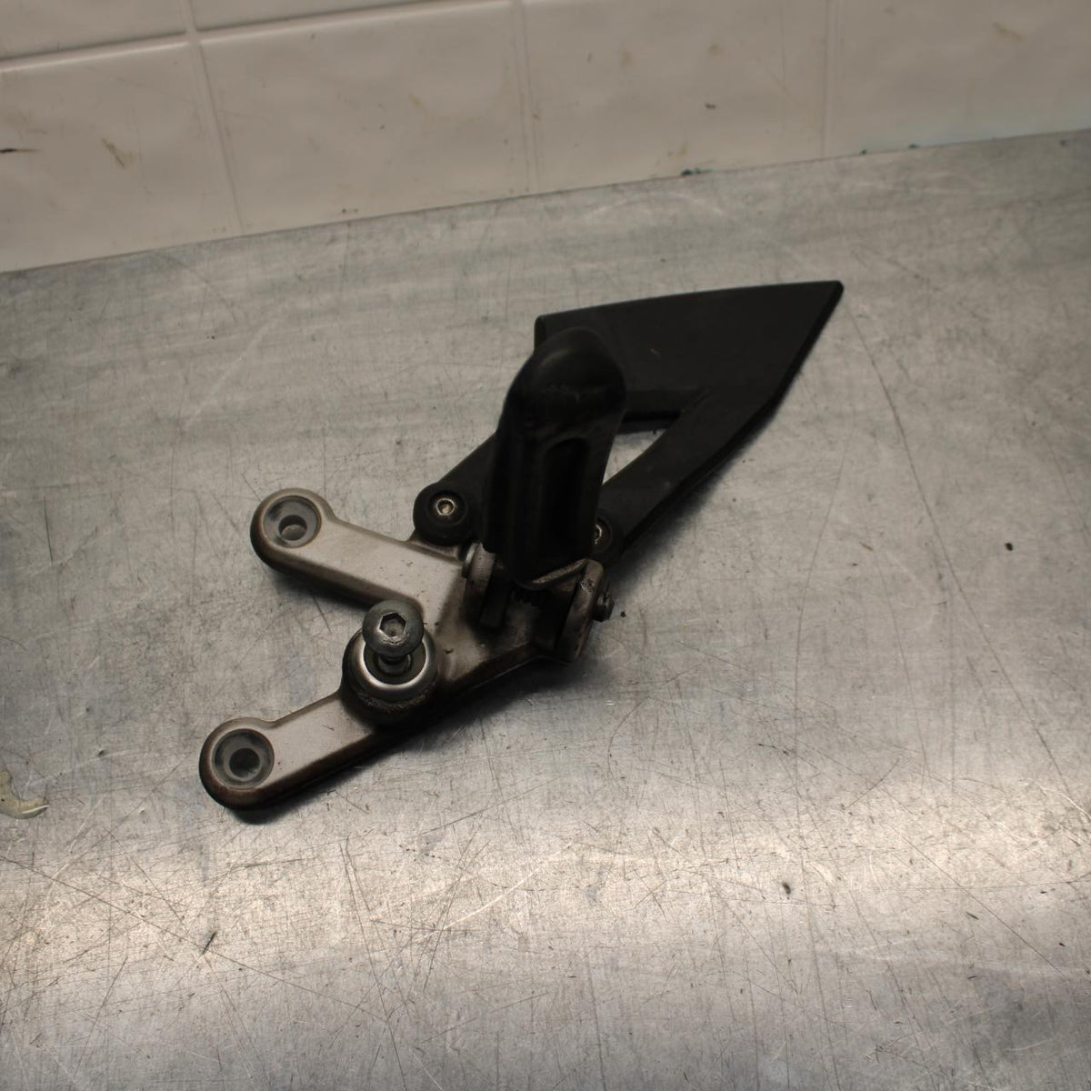 07-11 KTM  990 SUPER DUKE LEFT REARSET REAR SET DRIVER FOOT PEG REST STOP BB578