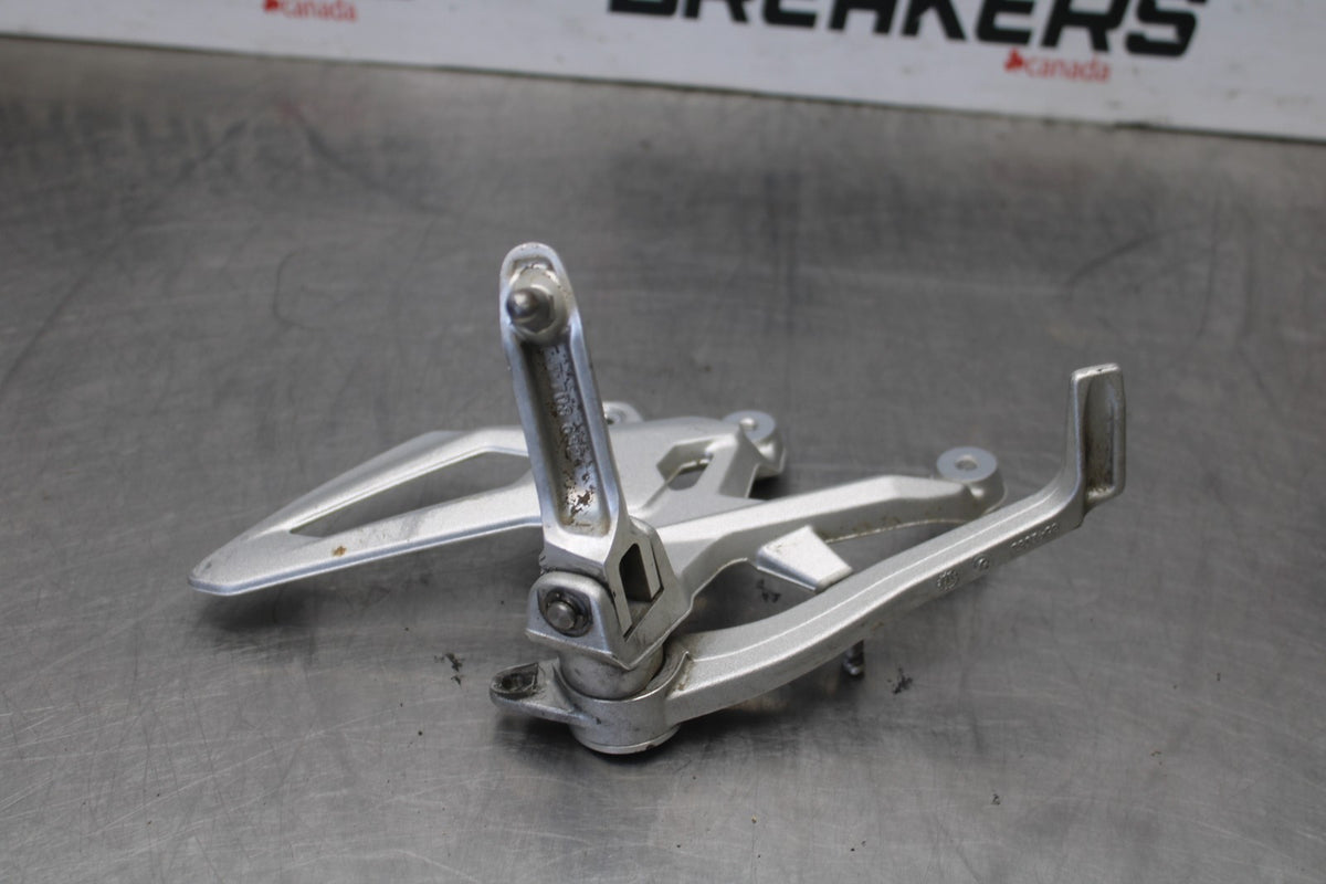 17-20 BMW S1000R RIGHT REARSET REAR SET DRIVER FOOT PEG REST STOP BB909