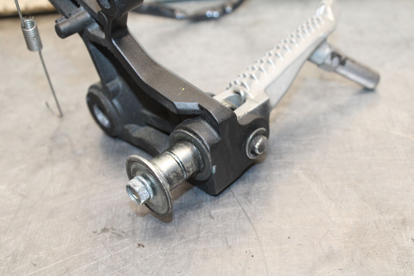 19-22 KAWASAKI Z400 RIGHT REARSET REAR SET DRIVER FOOT PEG REST STOP BB738