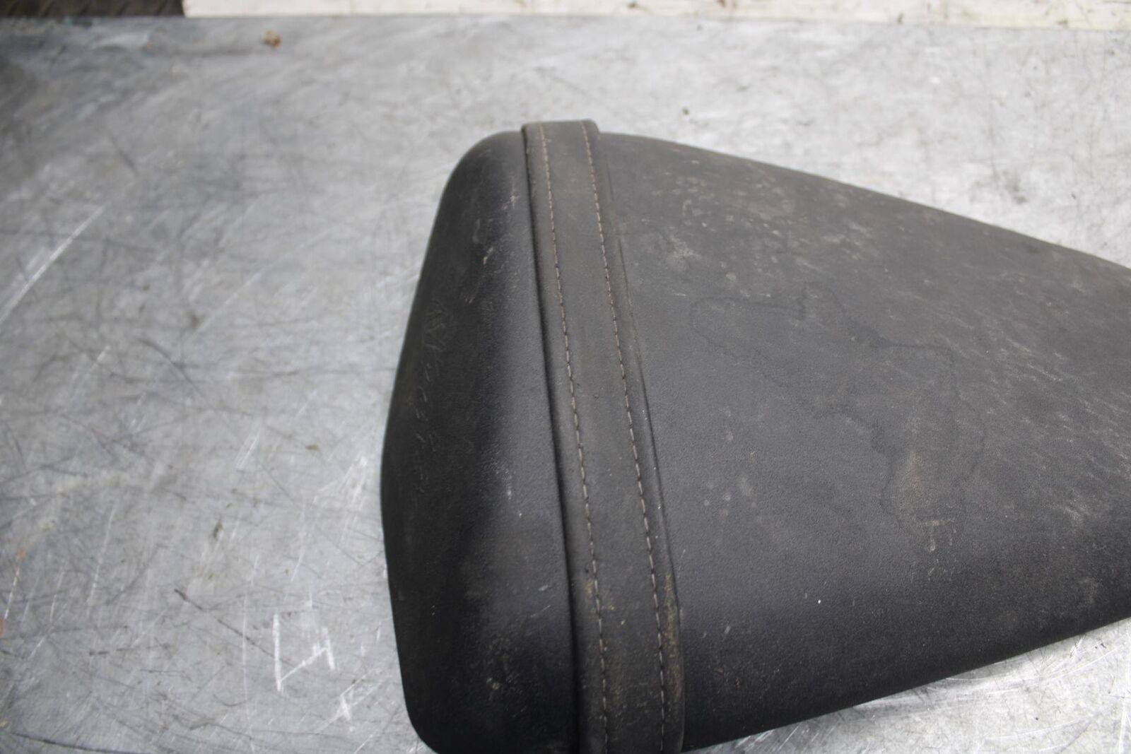 2009 Kawasaki Ninja ZX6R ZX600R REAR BACK PASSENGER TANDEM SEAT PAD SADDLE BB538