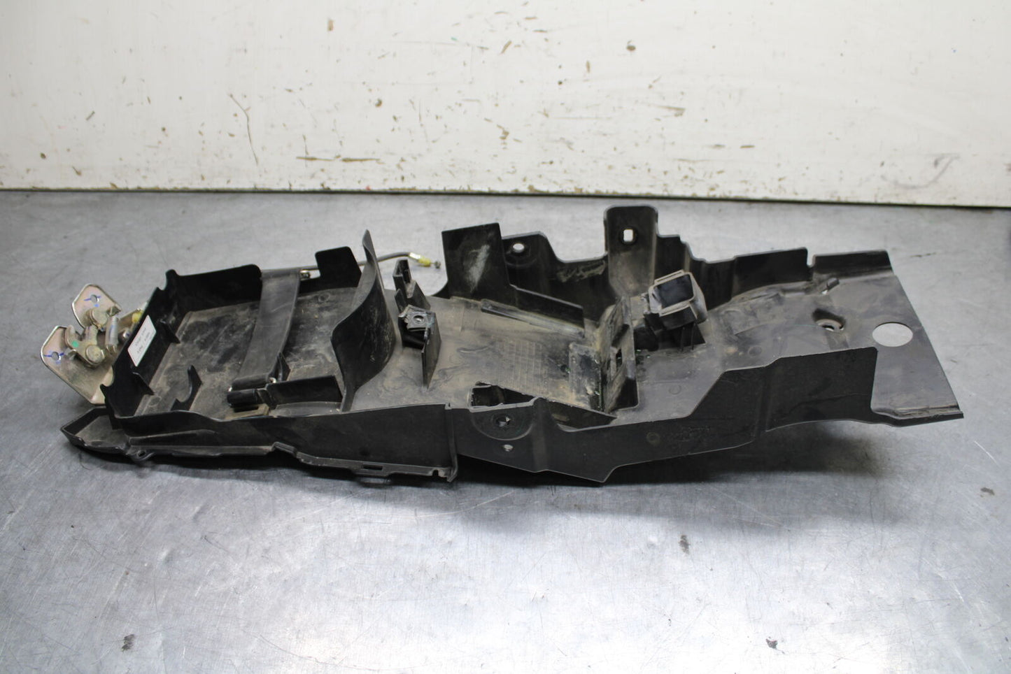 15-16 HONDA CB300F REAR BACK TAIL UNDERTAIL BATTERY TRAY PLASTIC BB740