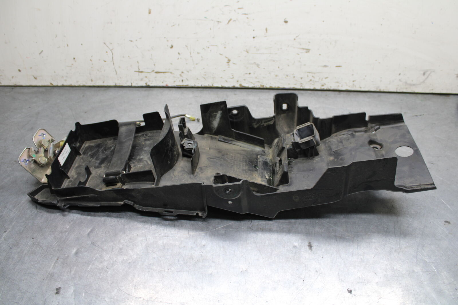 15-16 HONDA CB300F REAR BACK TAIL UNDERTAIL BATTERY TRAY PLASTIC BB740