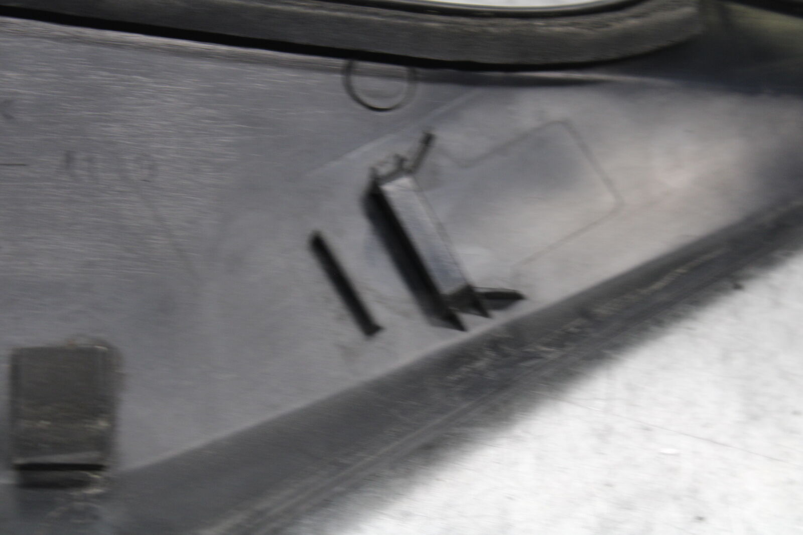 05-06 SUZUKI GSXR1000 LEFT FRONT SIDE SEAT SADDLE PANEL TRIM COWL FAIRING BB663