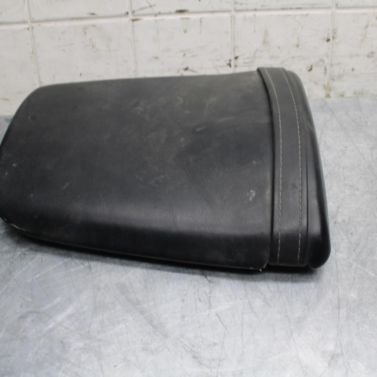 05-06 HONDA CBR600RR REAR BACK PASSENGER TANDEM SEAT PAD SADDLE PILLION BB484