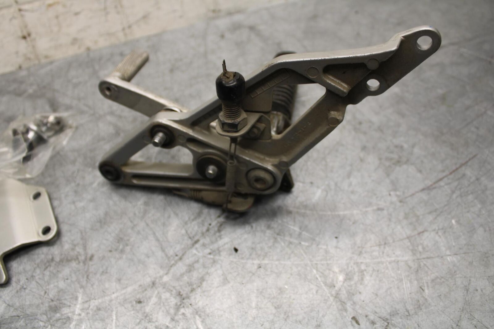 1993 Suzuki GSXR1100W RIGHT REARSET REAR SET DRIVER FOOT PEG BRACKET MOUNT BB46