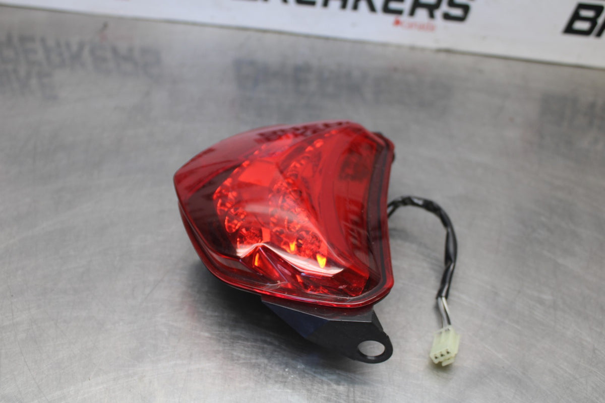 05 SUZUKI GSXR600 REAR TAIL TAILLIGHT BACK BRAKE LIGHT BB329