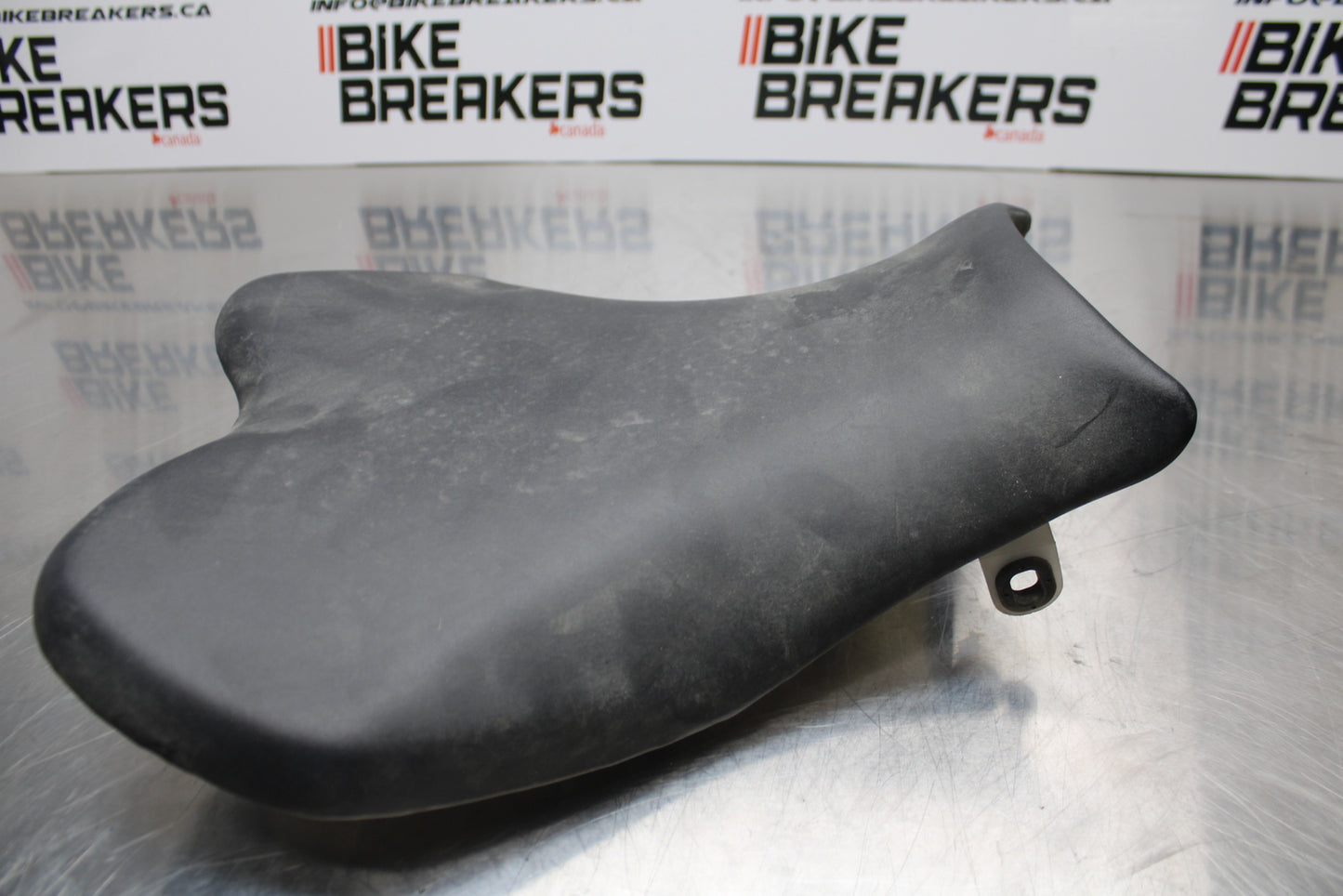 11 SUZUKI GSXR1000 FRONT DRIVERS SEAT PAD SADDLE PILLION BB142