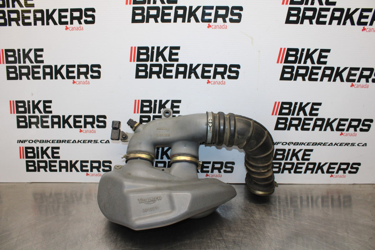 05 TRIUMPH ROCKET III AIR INTAKE DUCT TUBE BB186