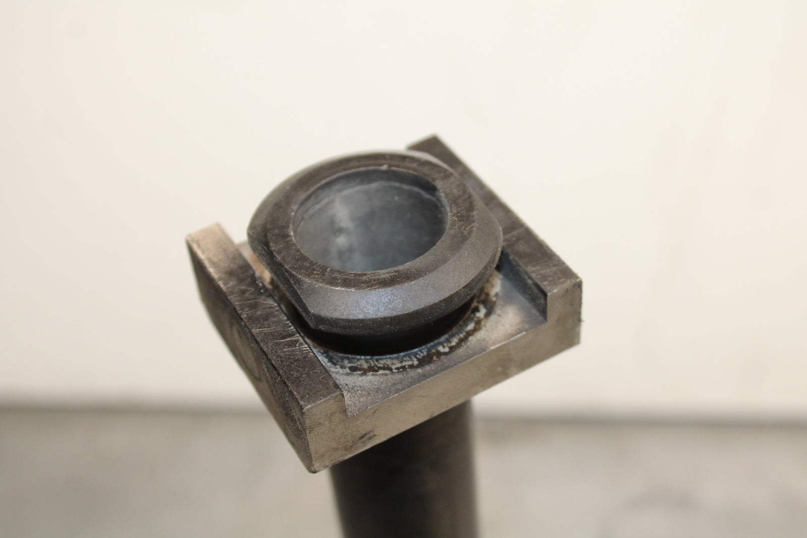 03-05 YAMAHA YZF R6  REAR AXLE BACK WHEEL RIM PIVOT BOLT AXEL BB751