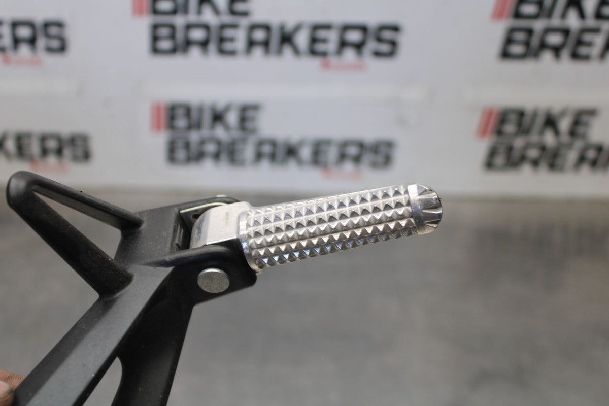 23 YAMAHA YZF R3 LEFT REAR BACK PASSENGER PEG BB147-B