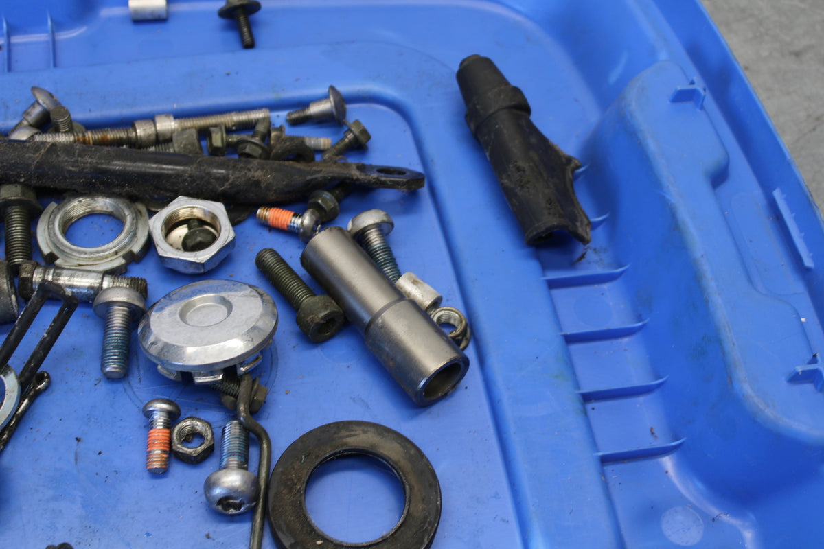 04 SUZUKI INTRUDER 800 MOUNTING BOLTS HARDWARE MOTOR SCREWS BB758