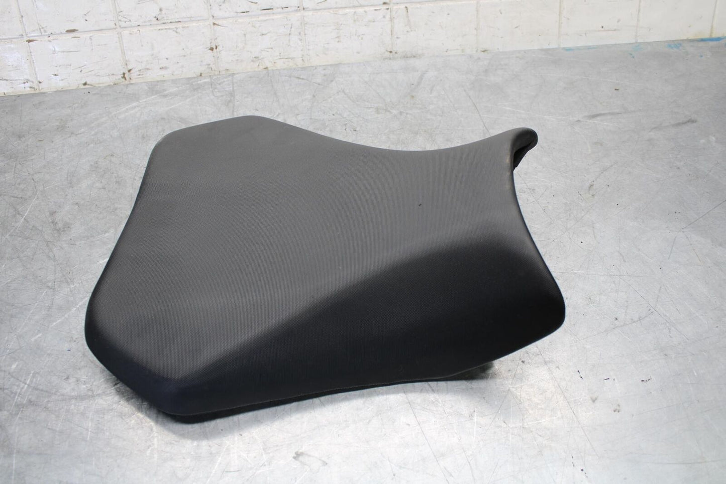 2017 Suzuki GSXR600 FRONT DRIVERS SEAT PAD SADDLE PILLION 45100-14J10-DW2 BB527