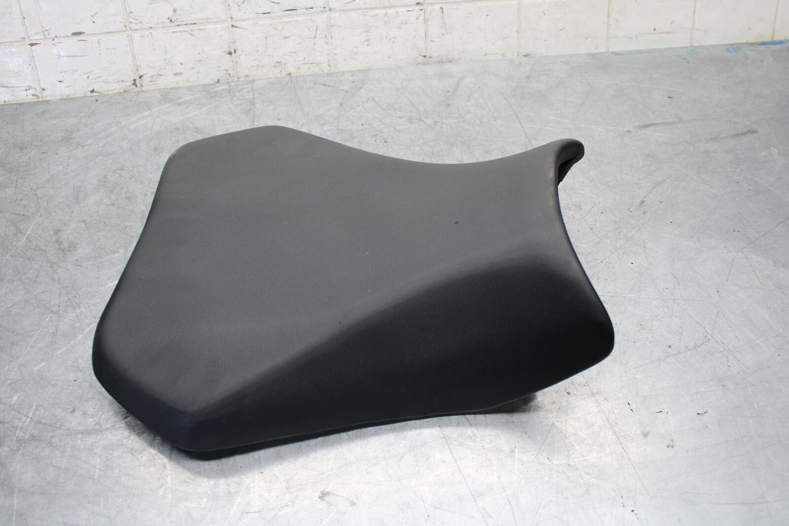 2017 Suzuki GSXR600 FRONT DRIVERS SEAT PAD SADDLE PILLION 45100-14J10-DW2 BB527