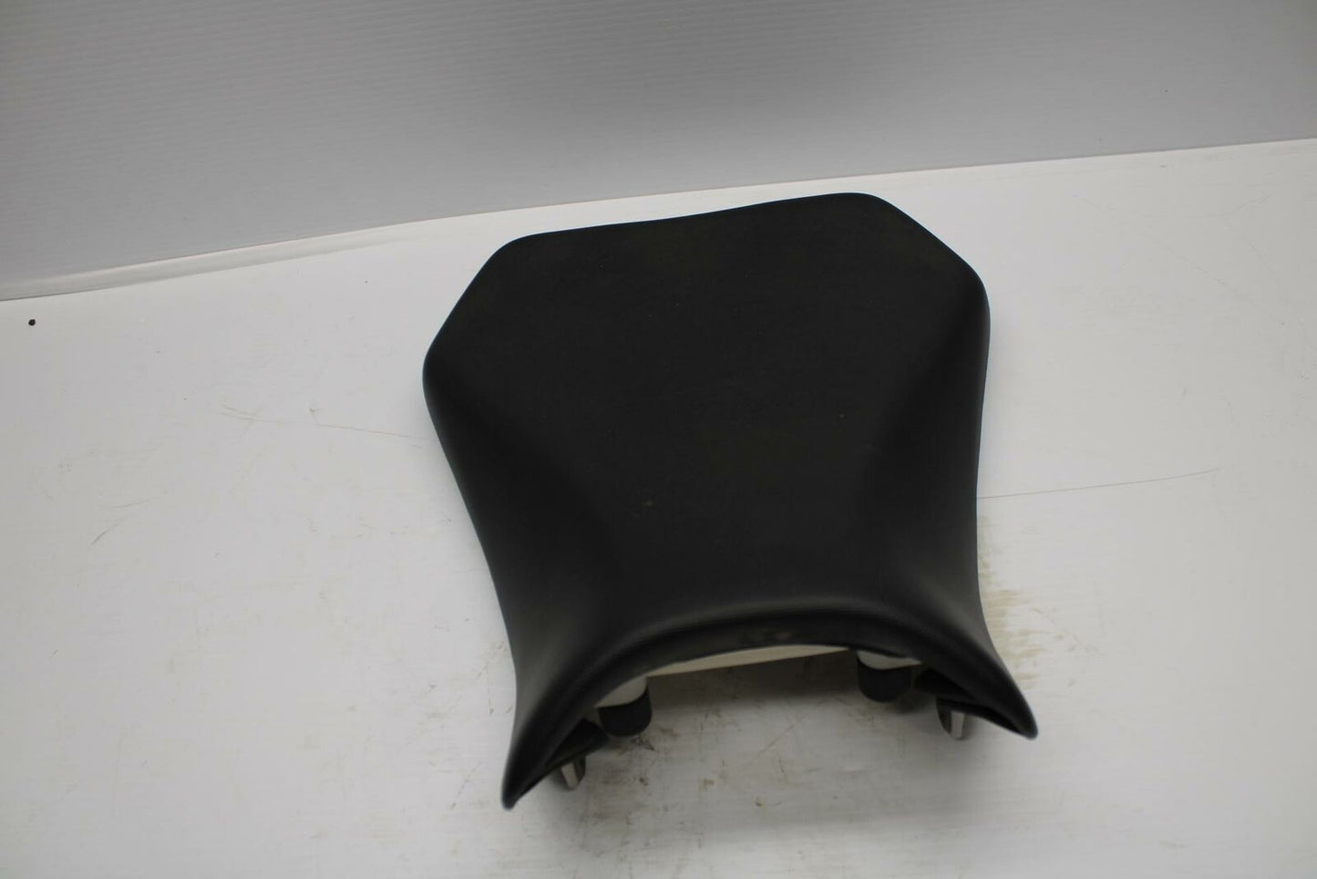 11-19 SUZUKI GSXR600 FRONT DRIVERS SEAT  SADDLE PILLION 45100-14J10-DW2 BB 241