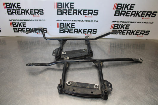 05-06 VICTORY KINGPIN DELUXE SADDLEBAG CASE MOUNTING BRACKET MOUNT BB195