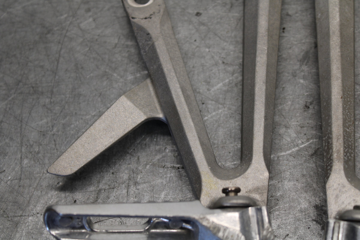 05-06 HONDA CBR600RR REAR BACK PASSENGER PEG SET PAIR  BB689