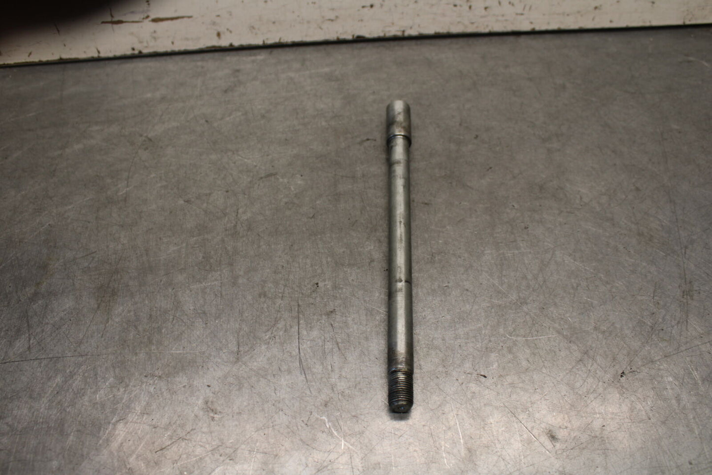 05-06 SUZUKI BOULEVARD M50 FRONT WHEEL RIM AXLE PIVOT BOLT BB671