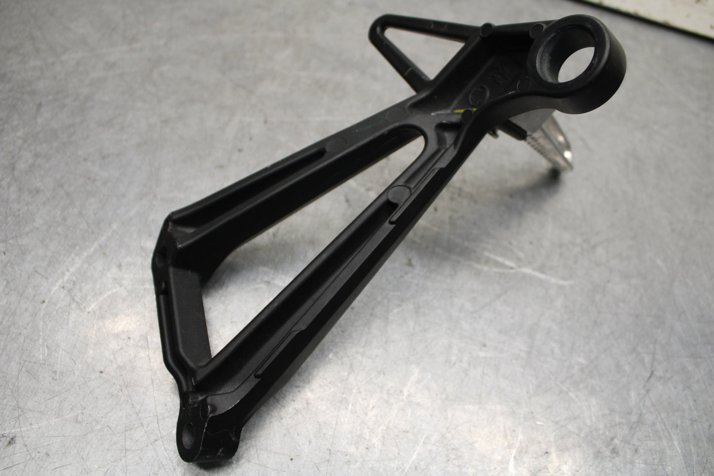 15-17 YAMAHA YZF R3 RIGHT REAR BACK PASSENGER PEG BB651