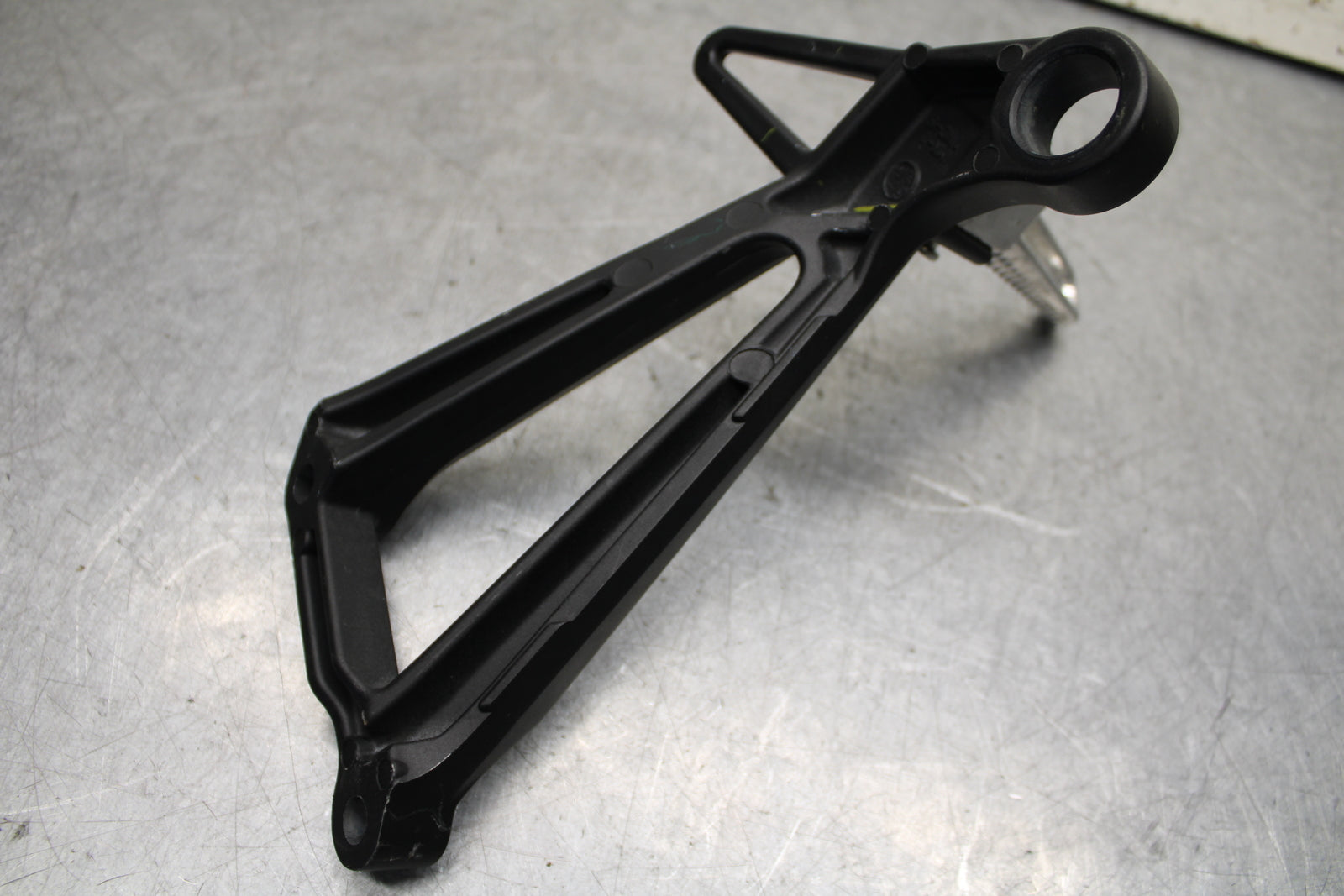 15-17 YAMAHA YZF R3 RIGHT REAR BACK PASSENGER PEG BB651