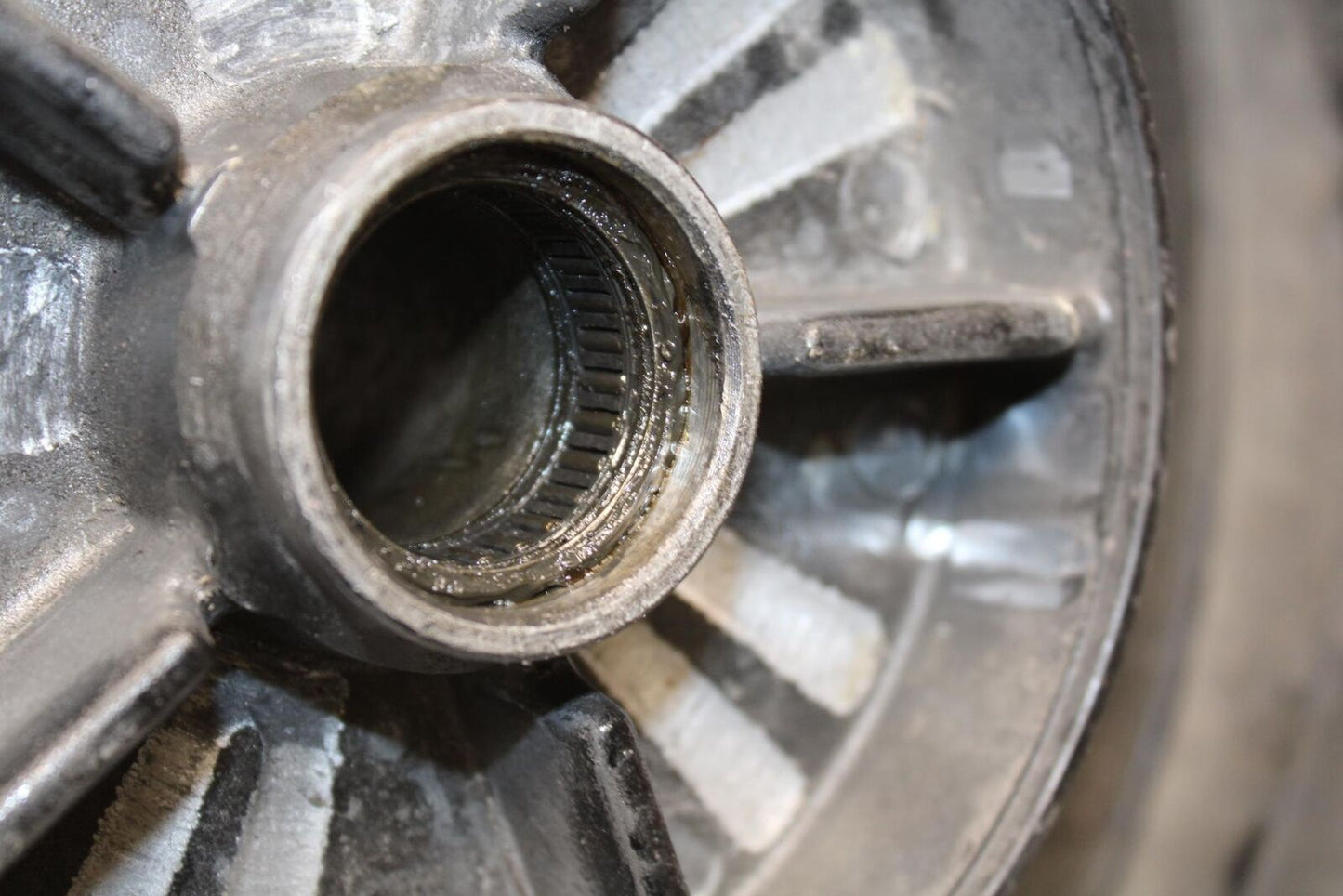 2000 Yamaha YZF R6 REAR ROTOR BACK BRAKE DISC AND REAR WHEEL BB558