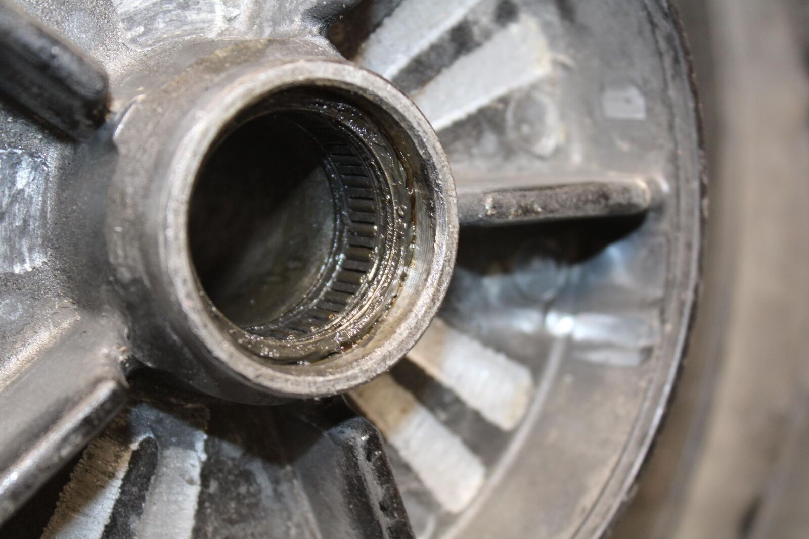 2000 Yamaha YZF R6 REAR ROTOR BACK BRAKE DISC AND REAR WHEEL BB558