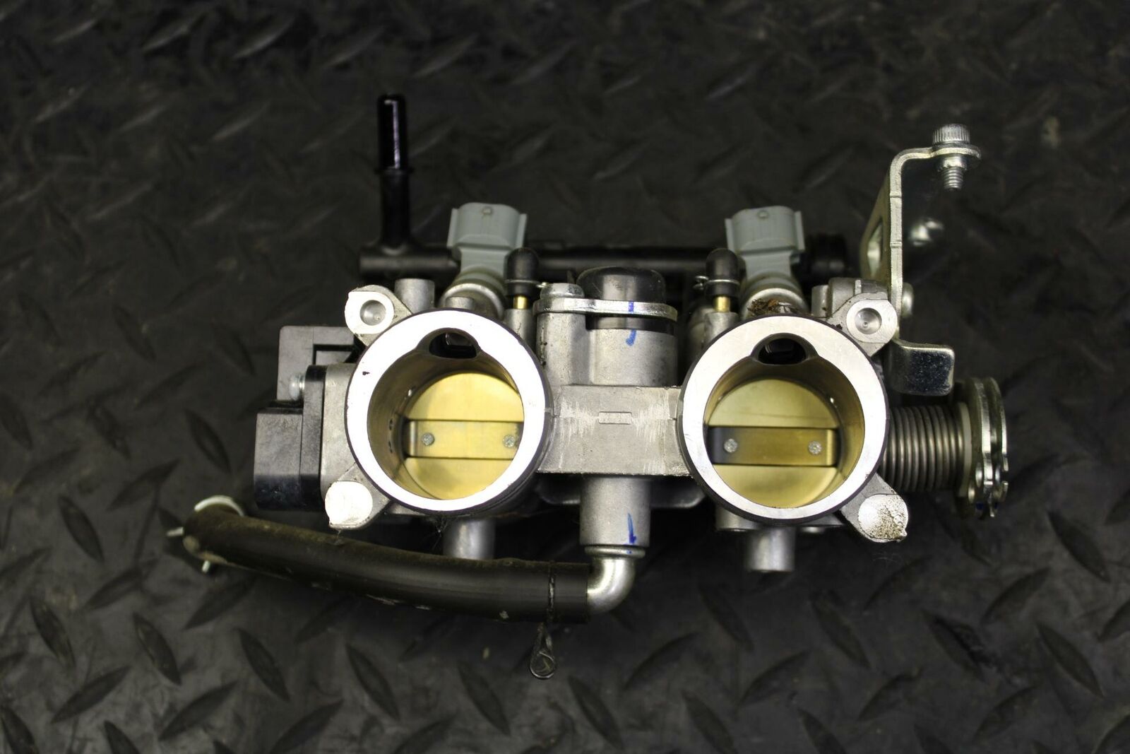 19 YAMAHA YZF R3 MAIN FUEL INJECTORS / THROTTLE BODIES BB177