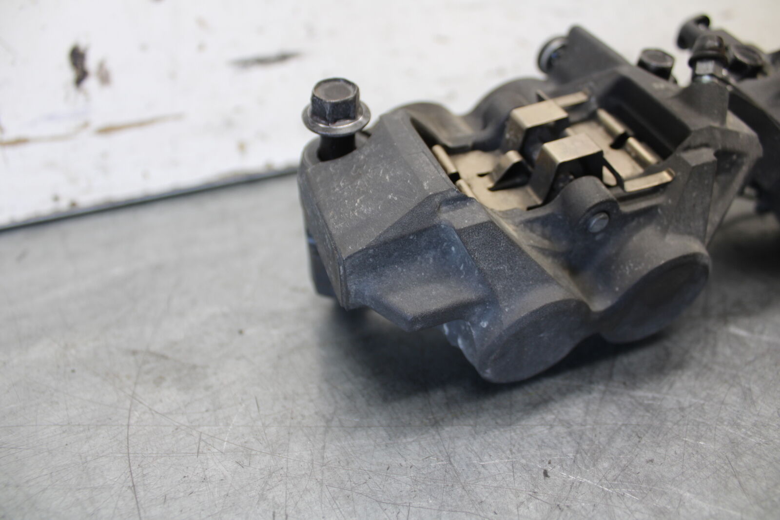 08-16 YAMAHA YZF R6 RIGHT LEFT FRONT BRAKE CALIPER SET PAIR CALIPERS BB665
