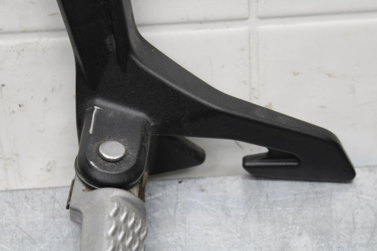 19-22 KAWASAKI Z400 LEFT REAR BACK PASSENGER PEG BB586