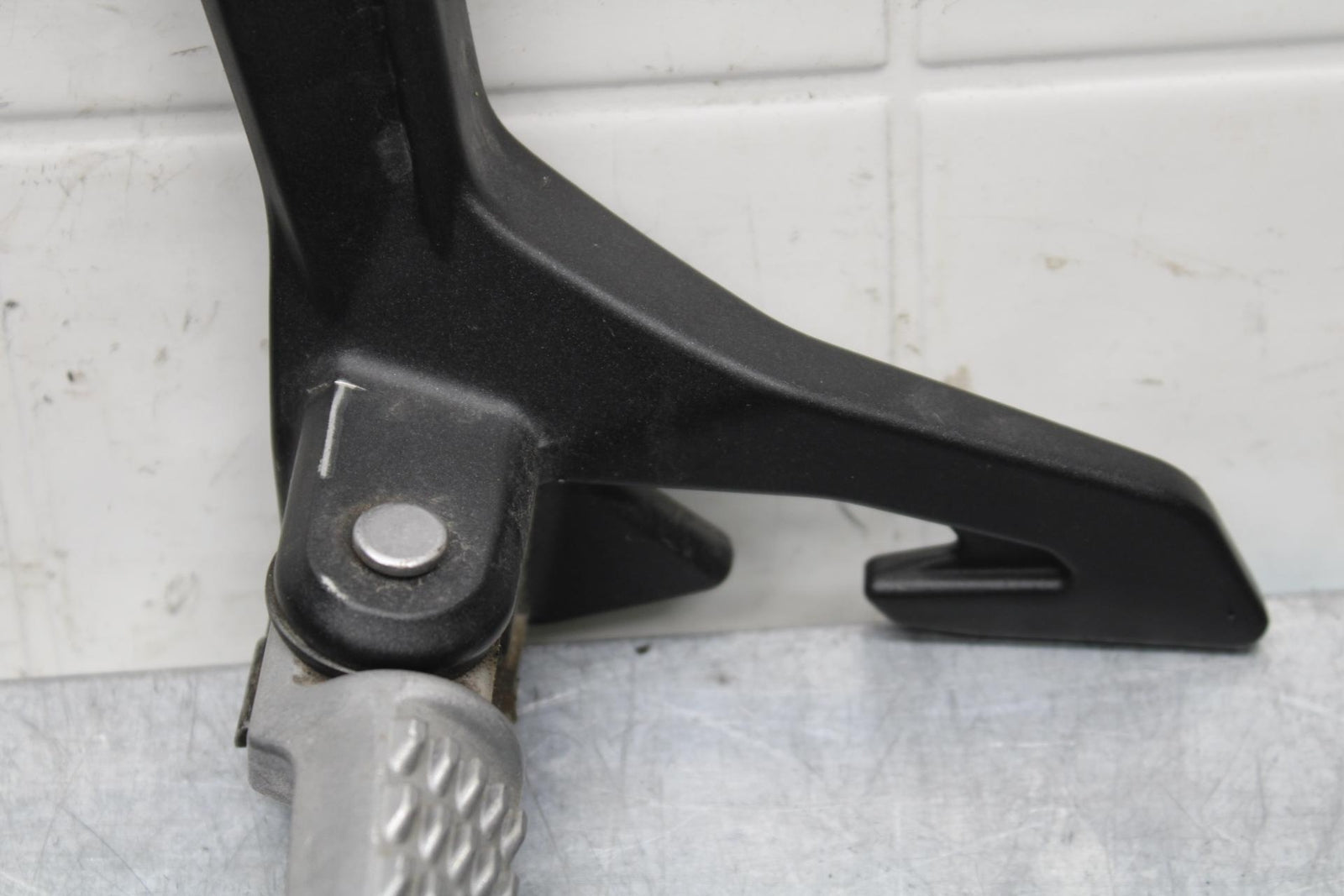 19-22 KAWASAKI Z400 LEFT REAR BACK PASSENGER PEG BB586