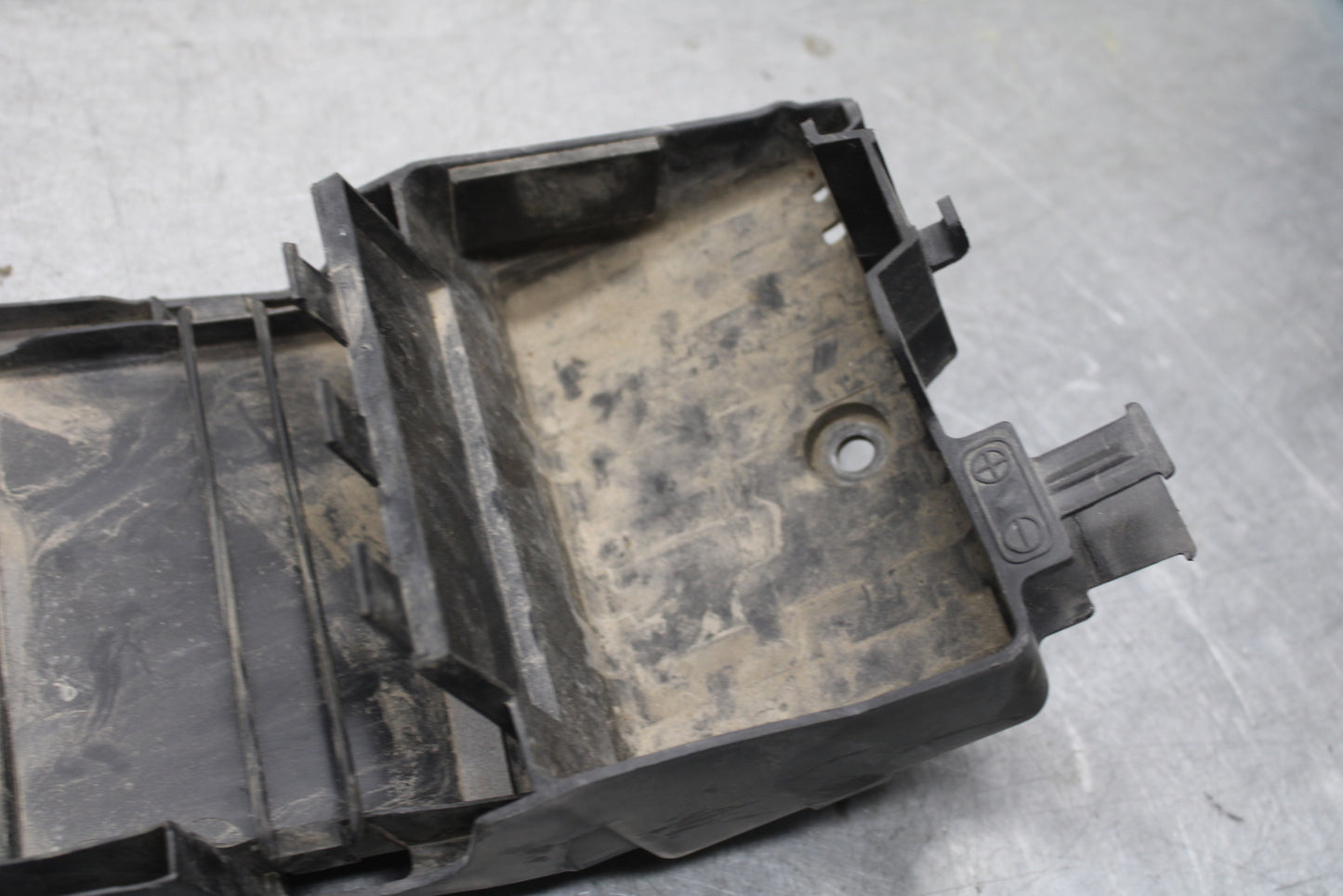 05-06 SUZUKI GSXR1000 REAR BACK TAIL UNDERTAIL BATTERY TRAY 63111-41G01 BB663