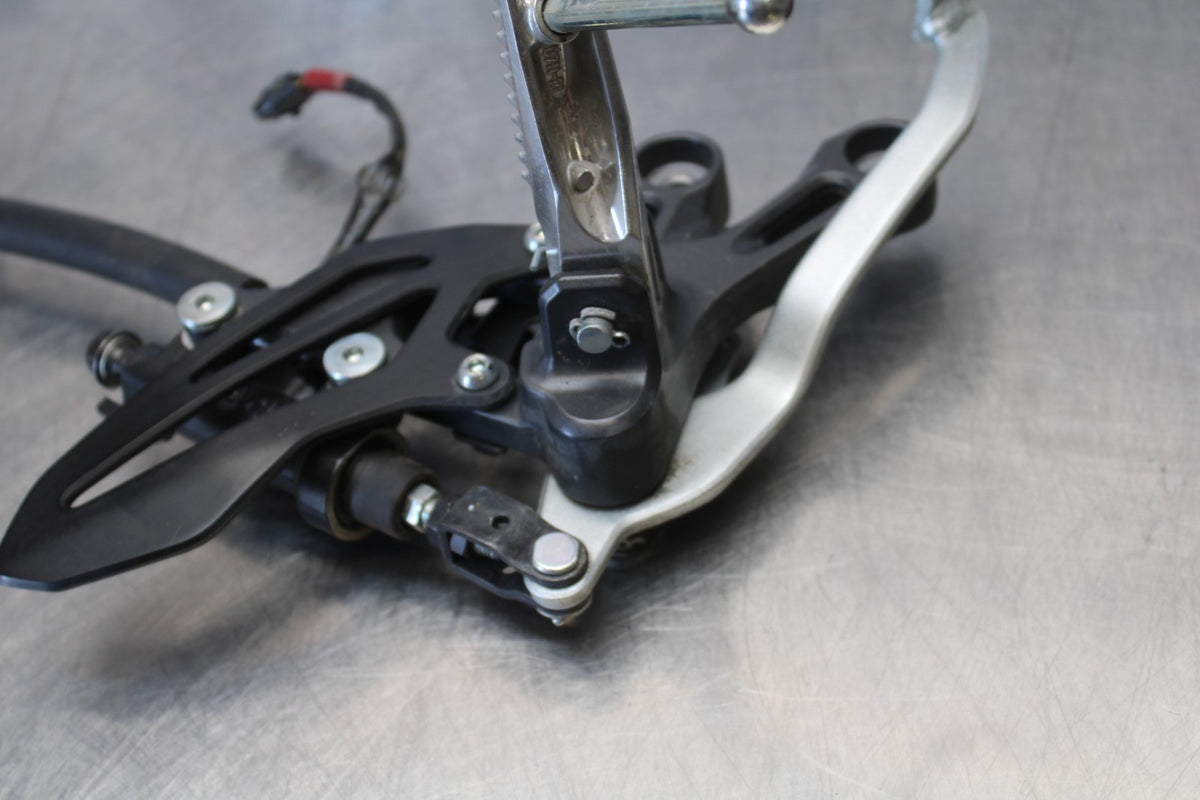 22-25 YAMAHA YZF R7 RIGHT REARSET REAR SET DRIVER FOOT PEG REST STOP BB176