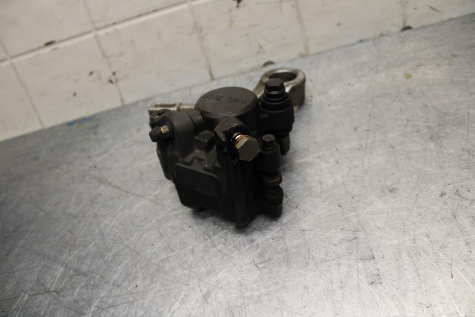 05-06 HONDA CBR600RR REAR BACK BRAKE CALIPER W MOUNT BRACKET BB444