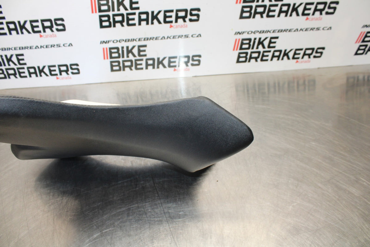 04-05 YAMAHA YZF R1 FRONT DRIVERS SEAT PAD SADDLE PILLION BB173
