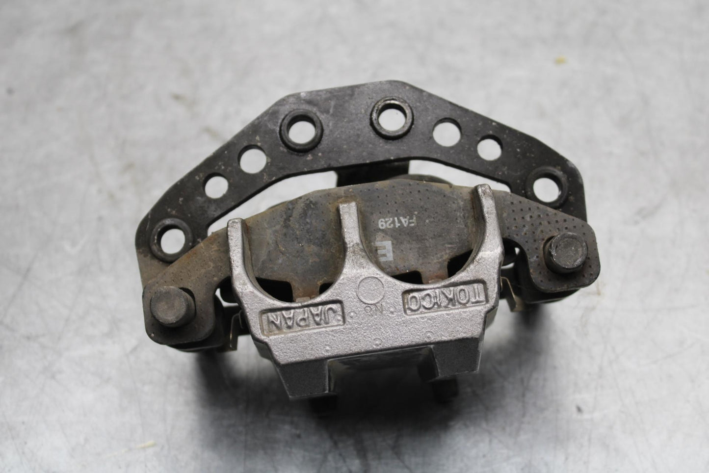 00-01 KAWASAKI ZZR600 REAR BACK BRAKE CALIPER W MOUNT BRACKET BB568