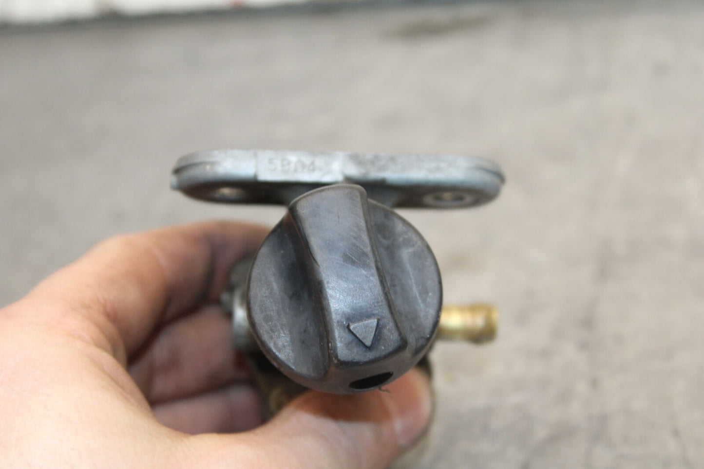 04-05 SUZUKI KATANA 750 GSX750F FUEL GAS TANK PETCOCK SHUT ON OFF VALVE BB110