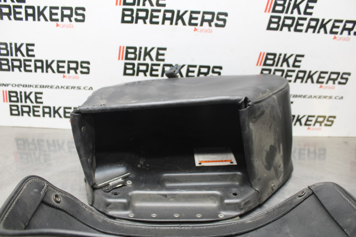 07 HONDA VTX1300R RIGHT SIDE CARGO LUGGAGE SADDLEBAG BAG COMPARTMENT BB825