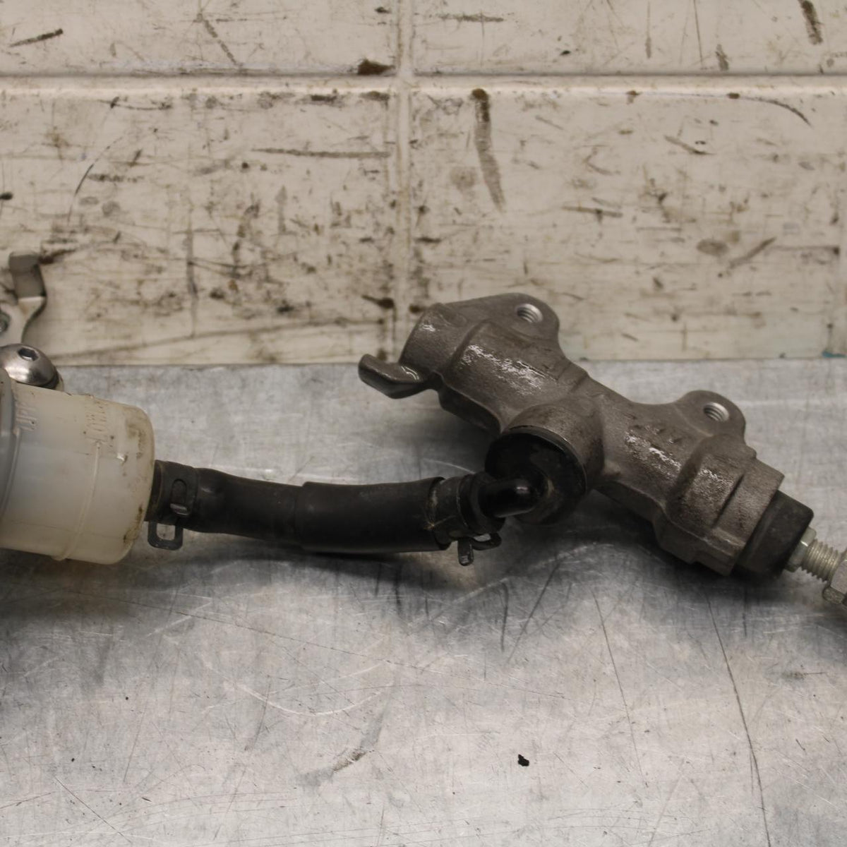 2006 Yamaha YZF R6 REAR BRAKE MASTER CYLINDER W RESERVOIR 2C0-2583V-00-00 BB560