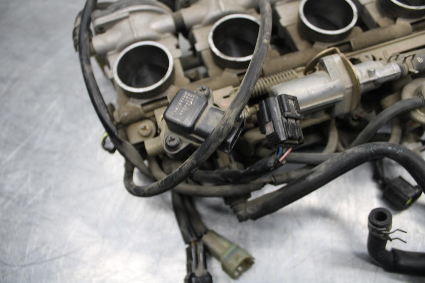 03-04 YAMAHA YZF R6  MAIN FUEL INJECTORS / THROTTLE BODIES BB481