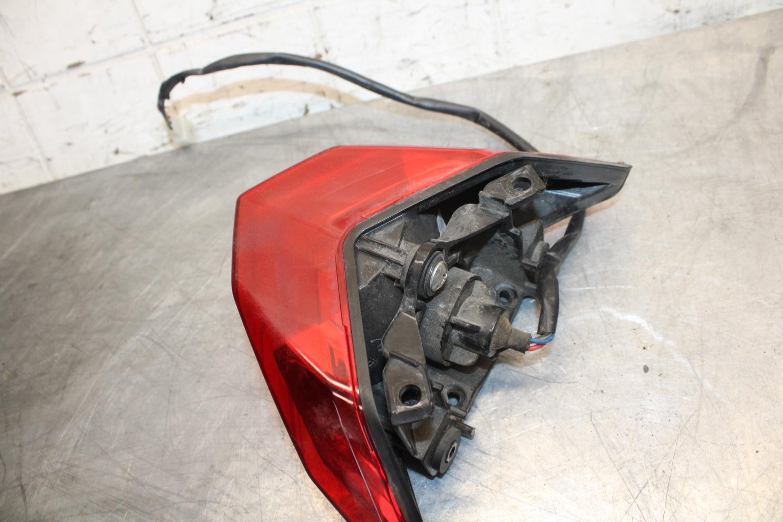 2015 Kawasaki Ninja 300 EX300B ABS REAR TAIL TAILLIGHT BACK BRAKE LIGHT BB518