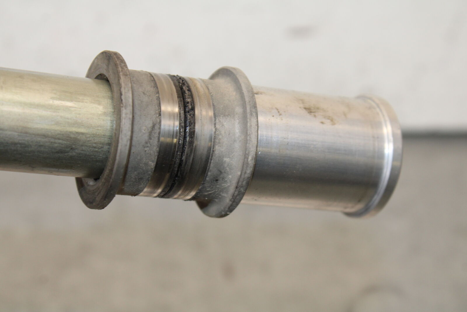 16 KAWASAKI NINJA ZX10R FRONT WHEEL RIM AXLE PIVOT BOLT 41068-0594 BB650